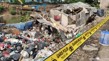 Rumah Warga Runtuh Dini Hari Akibat Erosi Bantaran Kanal Banjir Barat Jakarta Pusat
