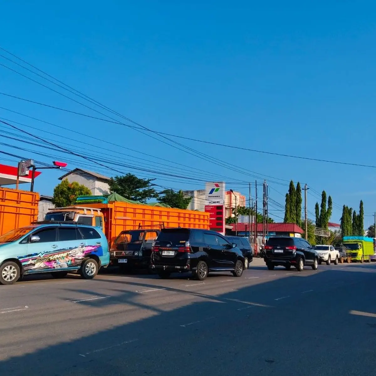 Indonesian Public Transport Operators Demand Overhaul of Subsidized Fuel Distribution System Amid Widespread Queues