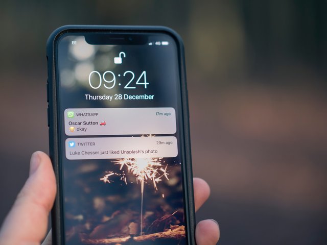 Mengapa Warna Profil WhatsApp Mendadak Jadi Perbincangan Viral? Mengurai Tren Misterius di Dunia Maya