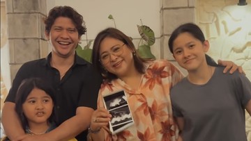 Kado Indah Ulang Tahun Pernikahan ke-14, Audy Item dan Iko Uwais Umumkan Kehamilan Anak Ketiga