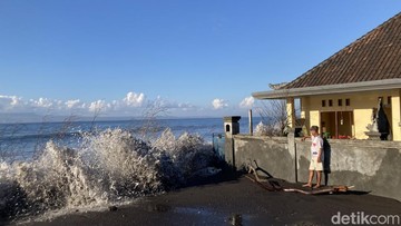 Abrasi Mengancam Permukiman di Pesisir Bali Akibat Gelombang Pasang Intensitas Tinggi
