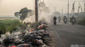 Sampah Liar Babelan Bekasi Meluber, Warga Keluhkan Bau Busuk dan Dampak Kemacetan Lalu Lintas