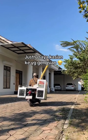 Kontras Kehidupan: Pedagang Cilok Viral Ternyata Berasal dari Keluarga Mapan di Semarang