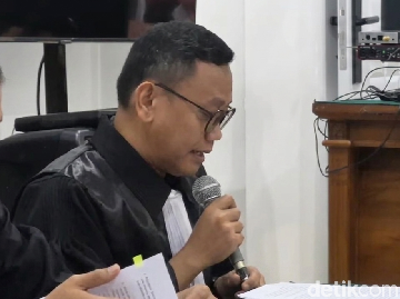 Momen Penuh Haru di PN Jaksel: Pengacara Nikita Mirzani Teteskan Air Mata Bahas Dampak Penahanan pada Anak Klien