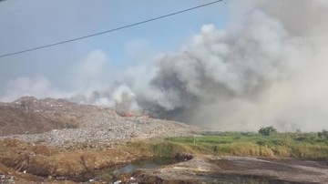 Api Mengamuk di TPA Jatiwaringin: Petugas Pemadam Kesulitan Jangkau Titik Tengah Kebakaran