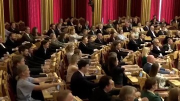 Aksi Solidaritas Tak Terduga: Anggota Parlemen Norwegia Kompak Lakukan 'Viking Row' di Ruang Sidang