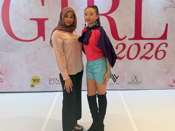 Bella Luna Berikan Dukungan Penuh Saat Putri Bungsunya, Alesha Zakia, Merambah Dunia Modeling Nasional