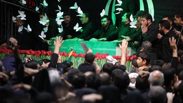 Momen Ikonis: Peti Jenazah Mantan Pemimpin Tertinggi Iran Dipamerkan di Mosalla Agung, Mengundang Duka Jutaan Rakyat