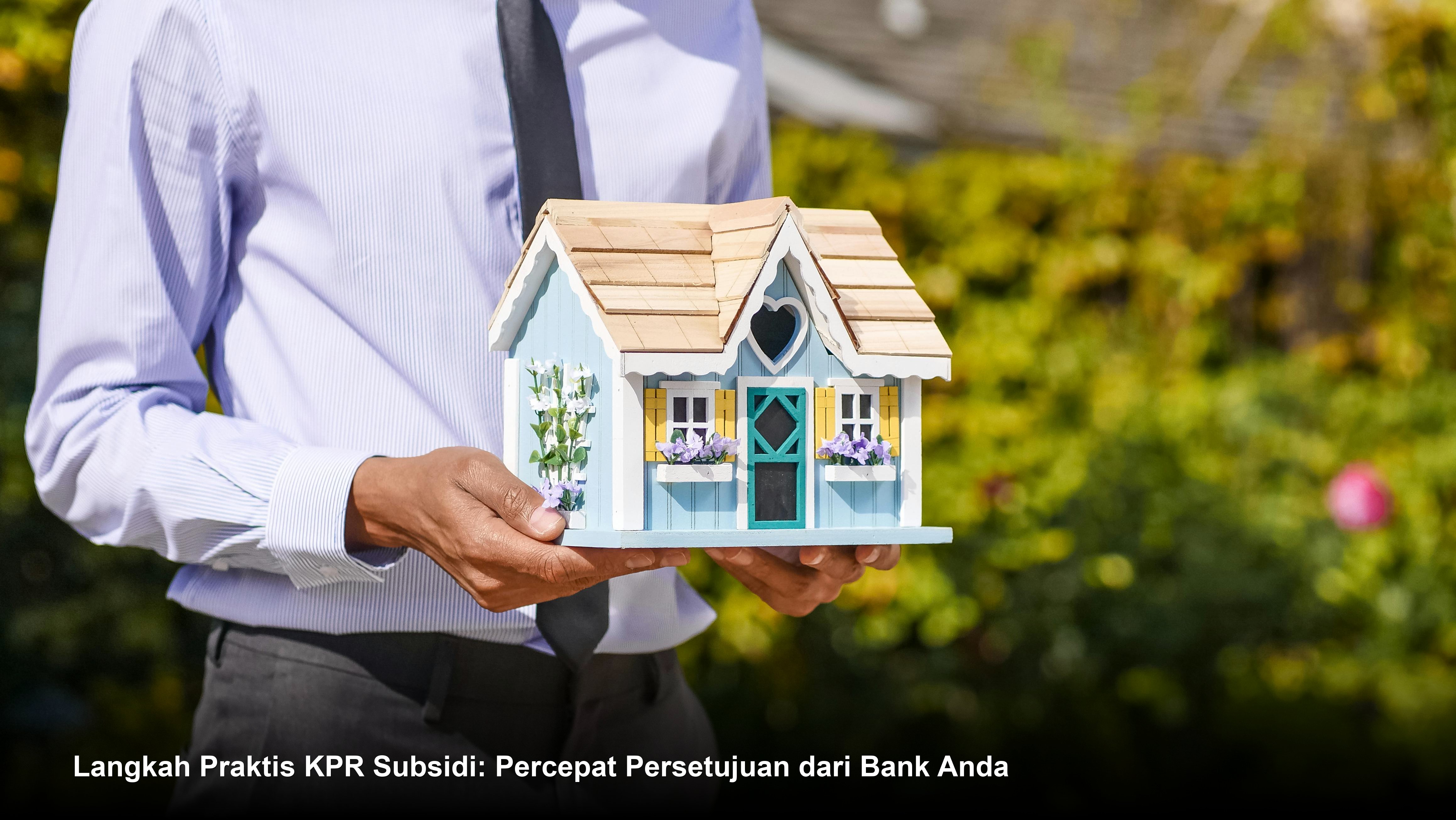 Seorang nasabah tersenyum bahagia saat melakukan penandatanganan akad kredit KPR Subsidi di meja notaris dengan latar belakang rumah minimalis modern.