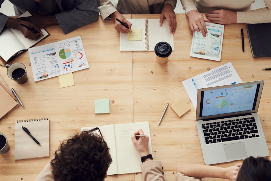 Ilustrasi visual yang menunjukkan kolaborasi profesional kreatif muda di lingkungan kerja modern dengan elemen digital, desain grafis, dan sketsa inovatif.