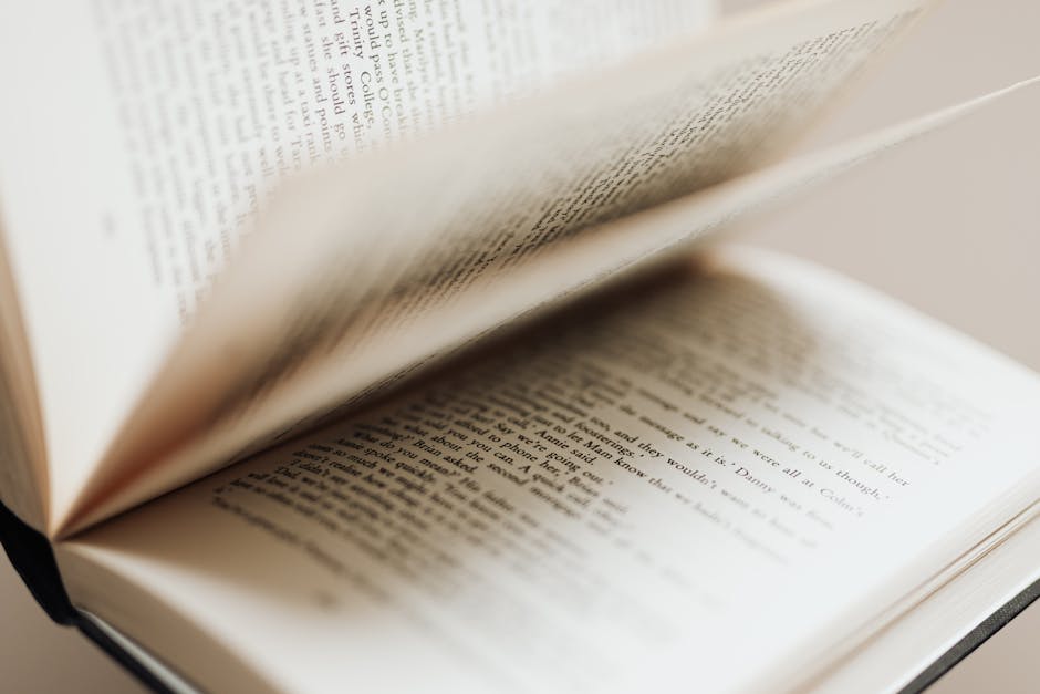 Seorang pria muda berdiri di depan jendela kantor yang gelap, memegang secangkir kopi, menatap kota yang diterangi lampu di malam hari, mencerminkan beban pikiran dan tanggung jawab yang dipikulnya.