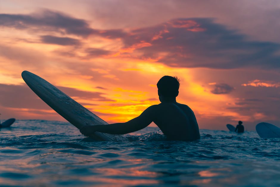 Ilustrasi seseorang sedang melakukan peregangan di luar ruangan saat matahari terbit, menunjukkan rutinitas olahraga yang konsisten.