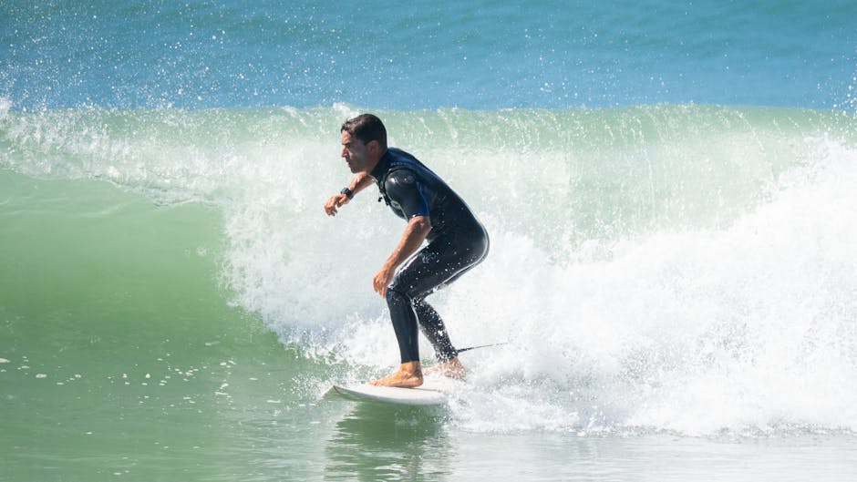 Ilustrasi seorang individu sedang melakukan peregangan ringan di luar ruangan saat matahari terbit, menunjukkan rutinitas pagi yang sehat.