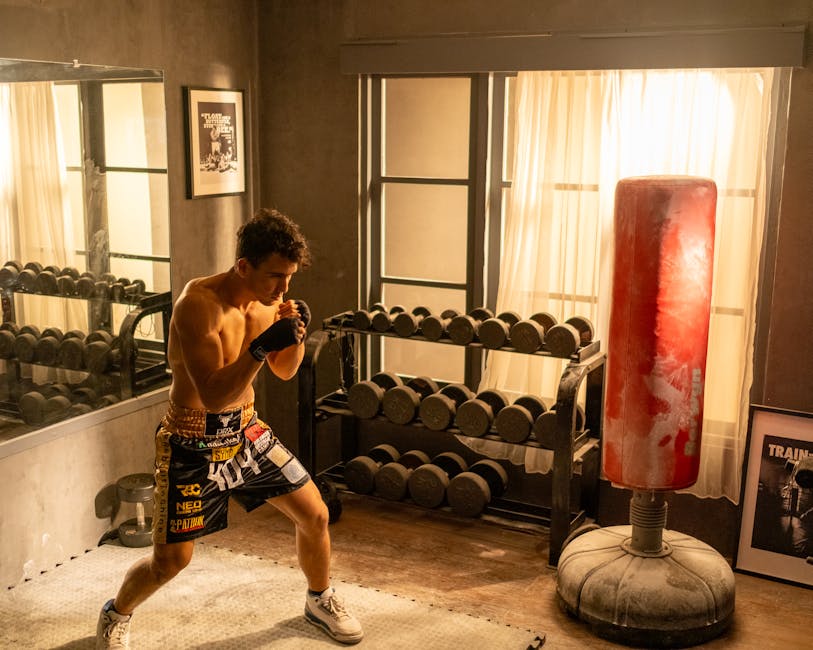 Seseorang sedang melakukan peregangan ringan di luar ruangan saat matahari terbit, menunjukkan rutinitas olahraga pagi yang konsisten.